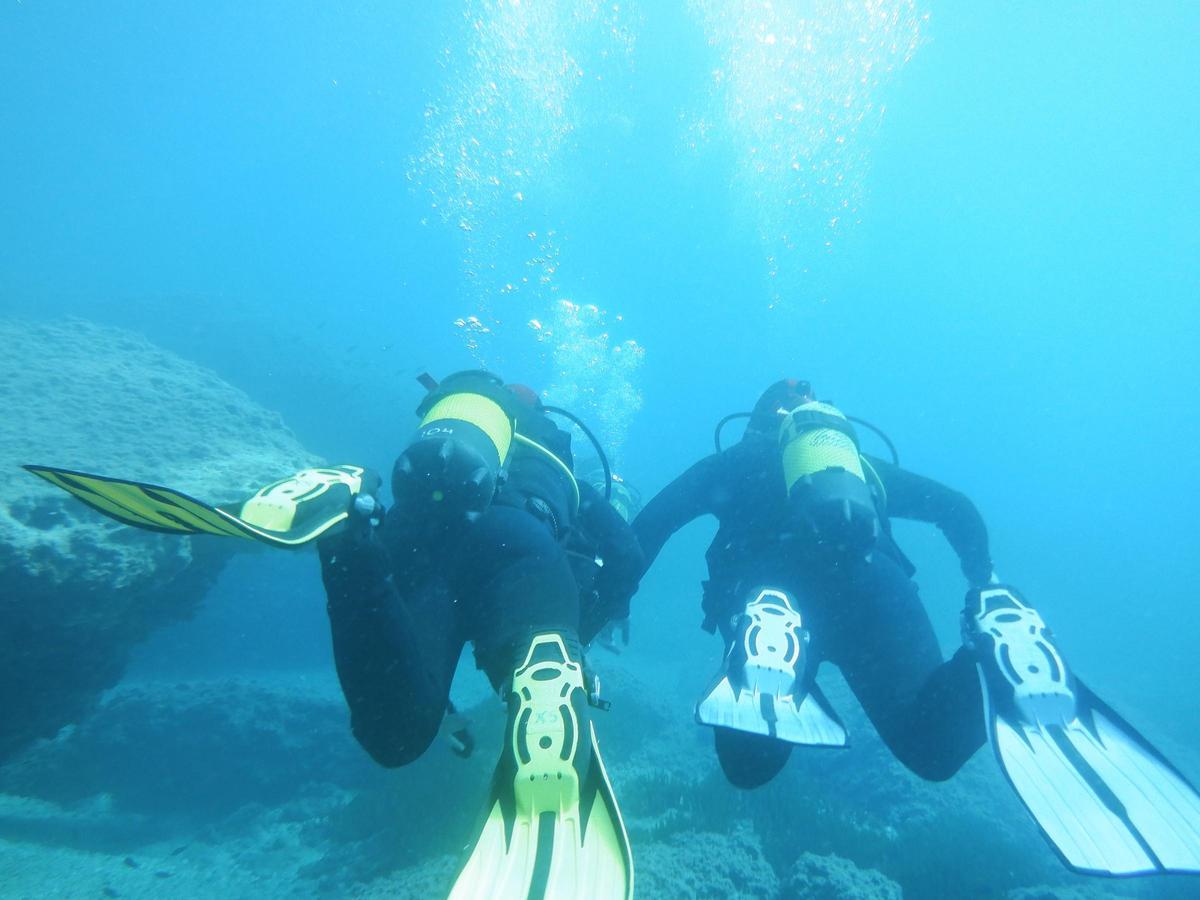 Buceadores en la bahía de Les Basetes.