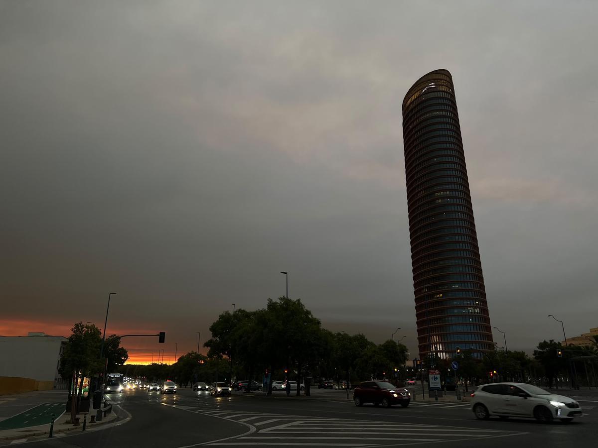 Humo procedente del incendio de Niebla en Sevilla capital.