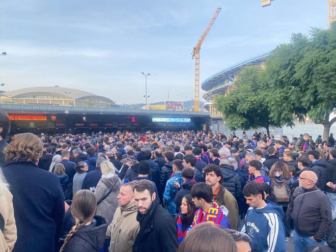 Caos ante las taquillas del Camp Nou antes del Barça-Alavés del pasado sábado.