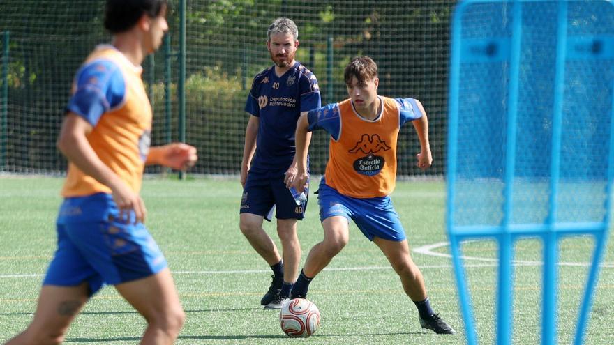 Entrenamiento del Pontevedra en el campo Manolo Barreiro.