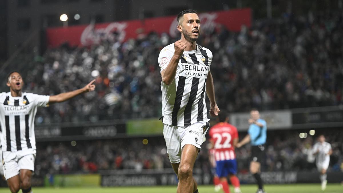 Haris Medunjanin celebra un gol con el Castellón en el presente curso.