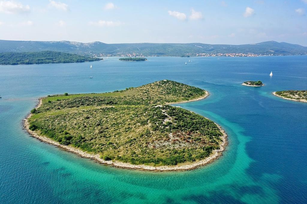 La Isla de Galesnjak, en Croacia, bañada por las aguas cristalinas y el verde de su vegetación.