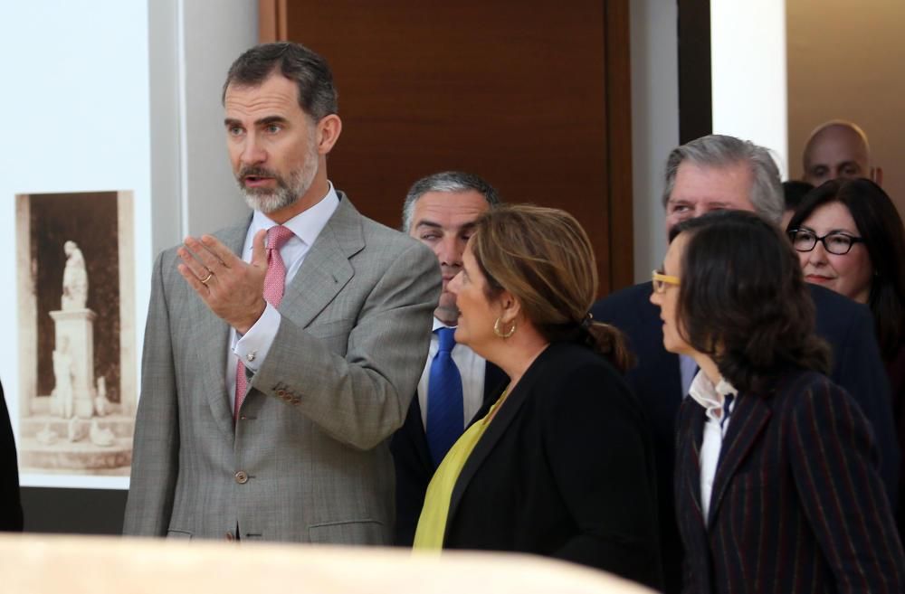 El rey se mostró muy amable con el público alrededor del Palacio de la Aduana, antes y después de su visita al Museo de Málaga.