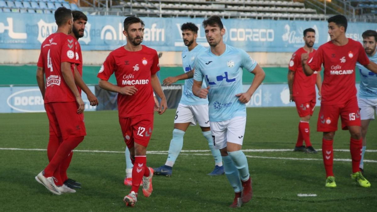 Lance a balón parado entre el Ciudad de Lucena y el Utrera, en los cuartos de final de la Copa RFAF.