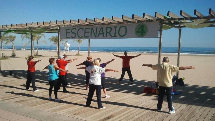 Mayores haciendo gimnasia en la playa de Gandia, en una imagen de archivo.