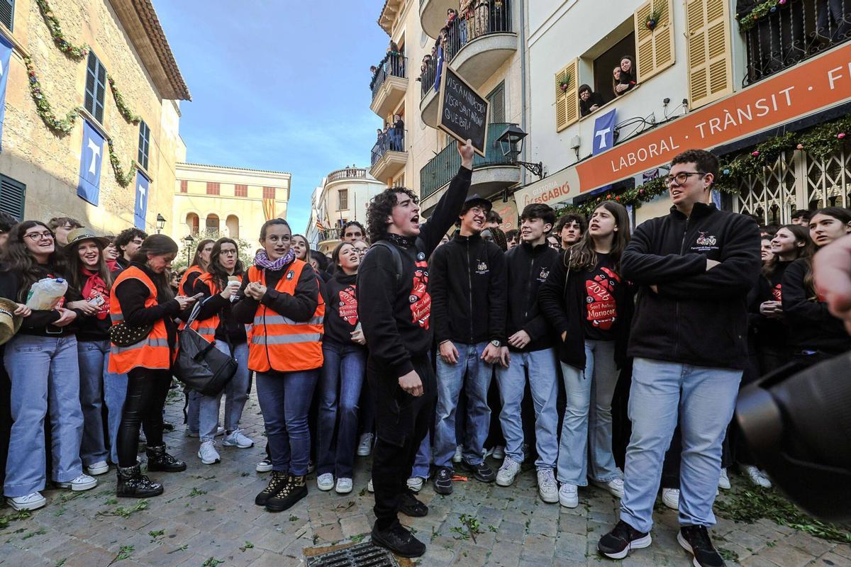 Un Sant Antoni amable y respetuoso llena Manacor de fiesta y humo