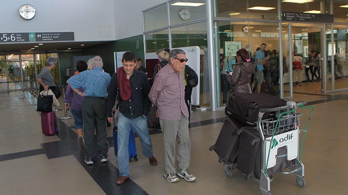 Pasajeros esperando en la estación de Figueres mientras ningún AVE funciona debido al corte de cable de fibra óptica. 