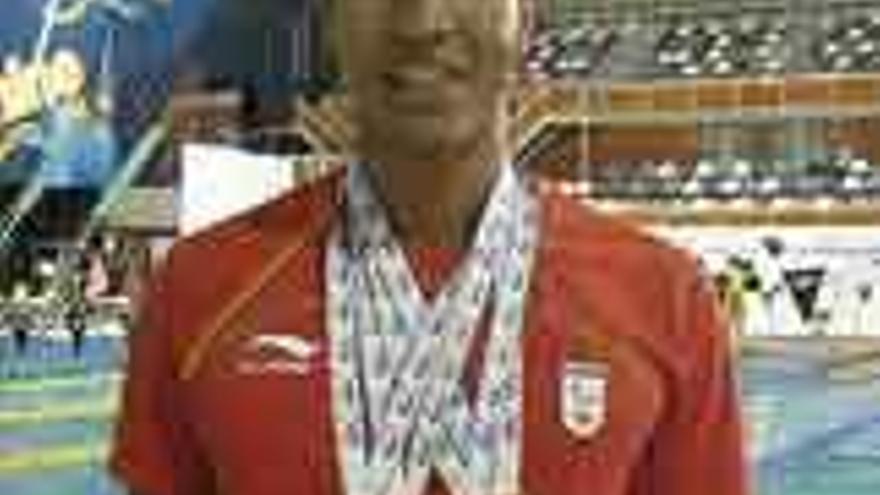 El nadador Enhamed Enhamed, con sus medallas de oro.