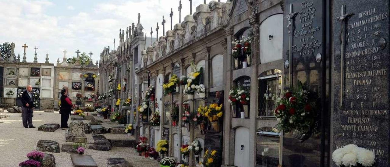 El cementerio parroquial de Rubiáns está saturado y los vecinos que fallecen deben enterrarse en Cea o en el camposanto municipal.// I. Abella