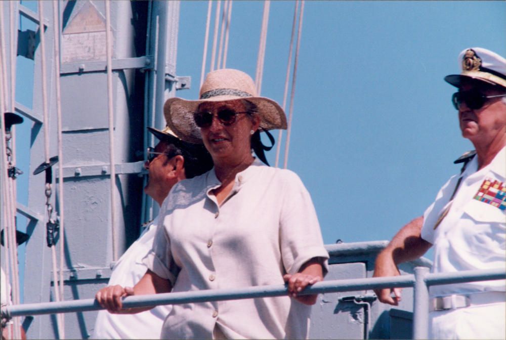 Doña Pilar besucht ein Schiff der spanischen Marine im Hafen von Palma.