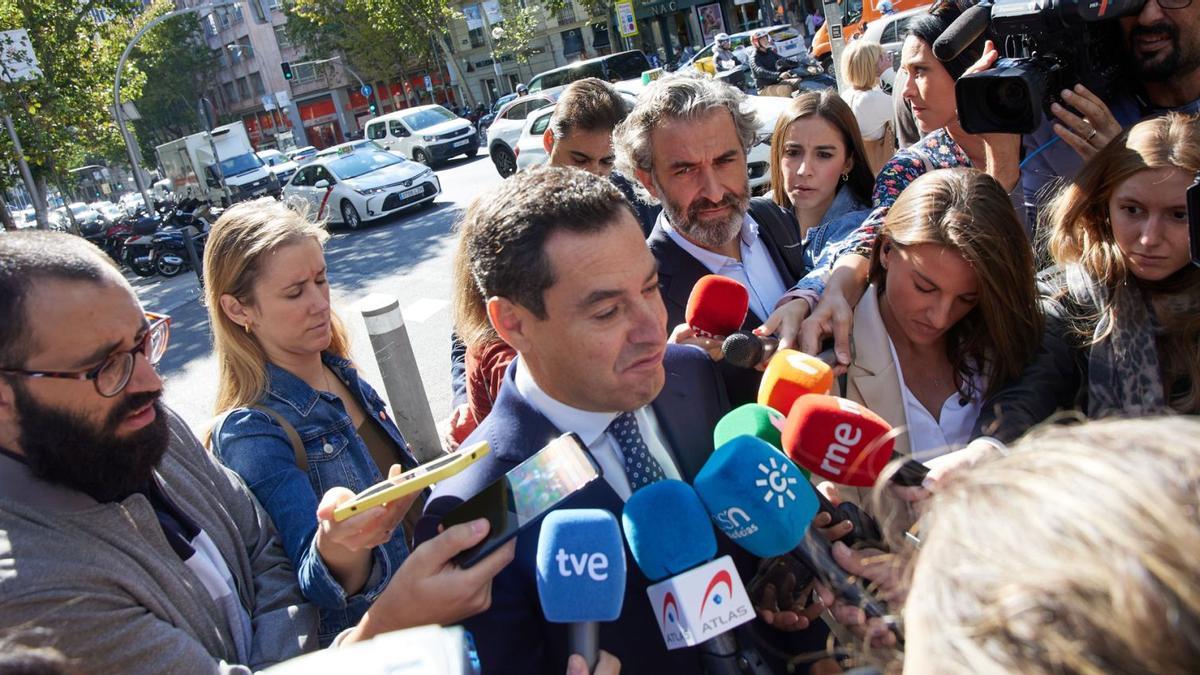 El presidente andaluz, ayer, rodeado de prensa en Madrid.