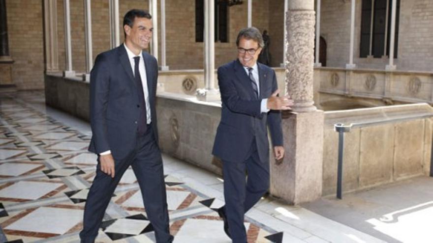 Mas recibe a Pedro Sánchez en el Palau de la Generalitat