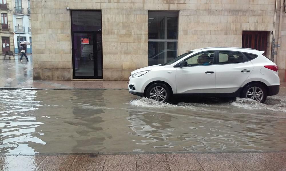 La lluvia torrencial inunda Pola de Siero