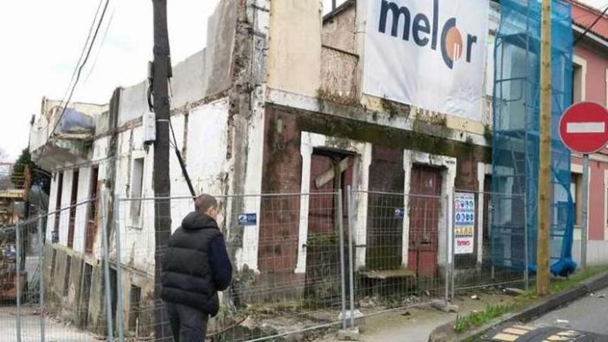 Obras de derribo de una casa ruinosa en O Seixal.