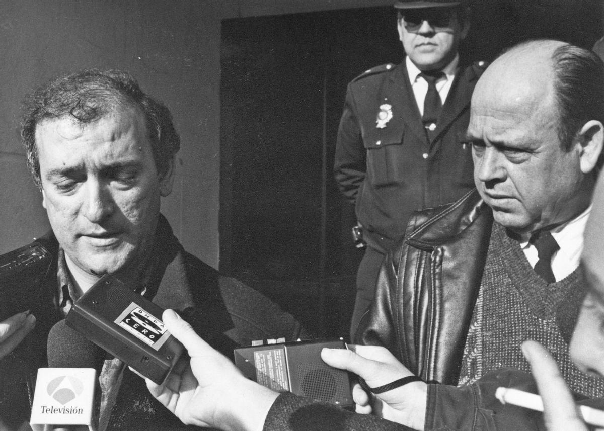 Fernando García atiende a los medios al día siguiente del hallazgo de los cuerpos de las niñas. A su lado, Fernando Gómez, padre de Toñi