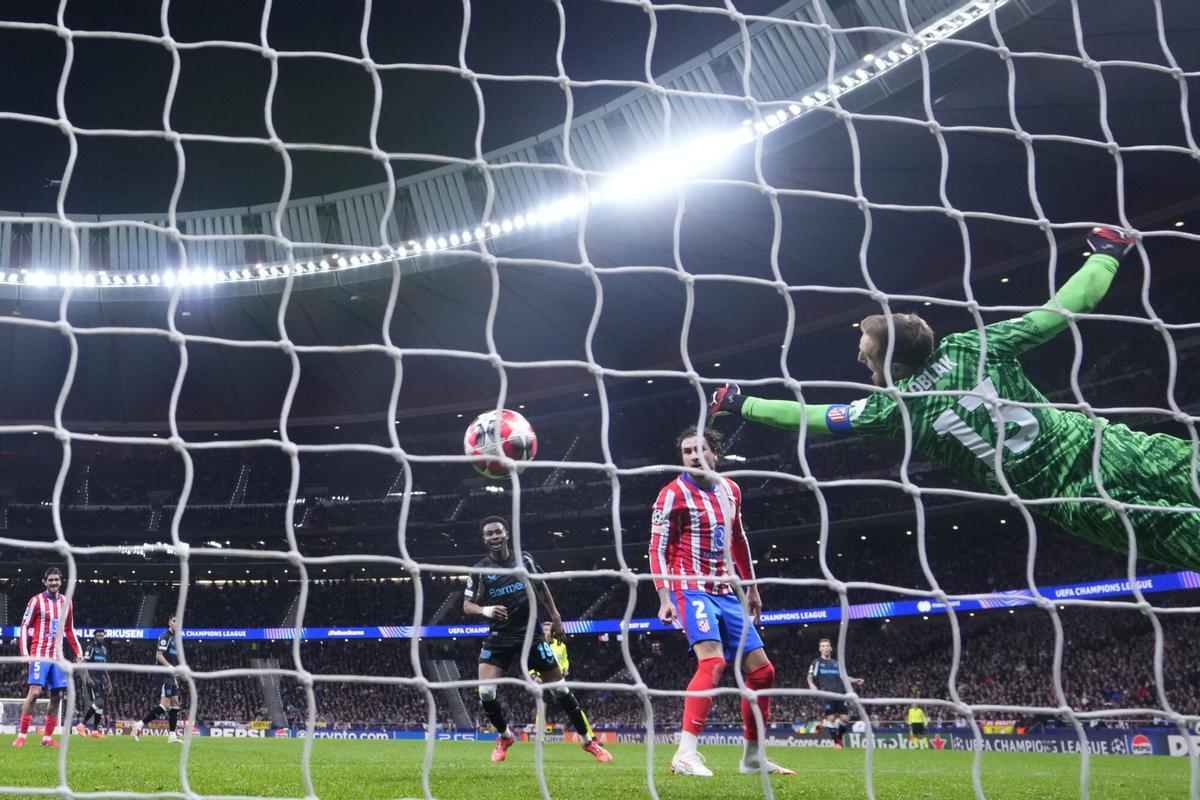 Atletico Madrids goalkeeper Jan Oblak tries to stop a ball during a Champions League opening phase soccer match against Bayer 04 Leverkusen at the Riyadh Air Metropolitano stadium in Madrid, Spain, Tuesday, Jan. 21, 2025. (AP Photo/Manu Fernandez)