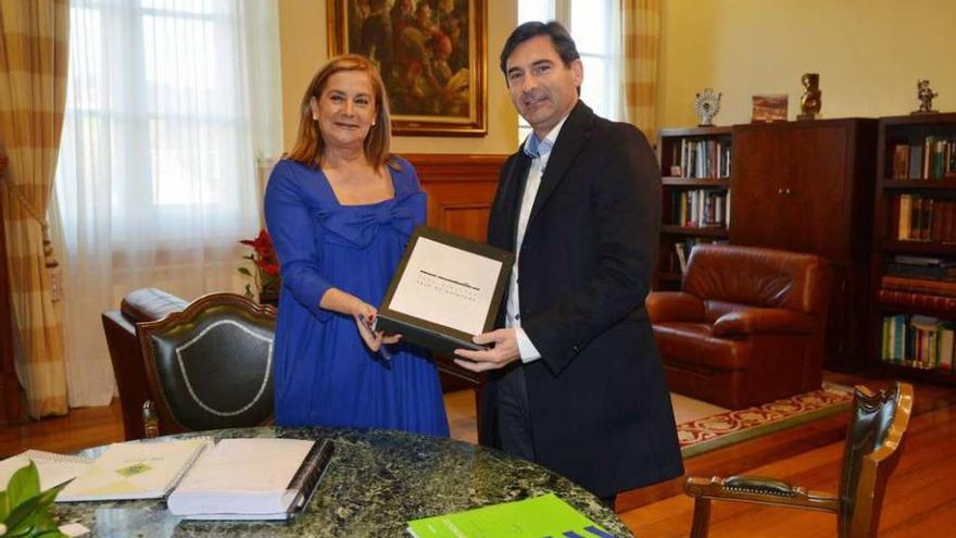 Carmela Silva entrega a Gonzalo Pita la documentación. // Gustavo Santos
