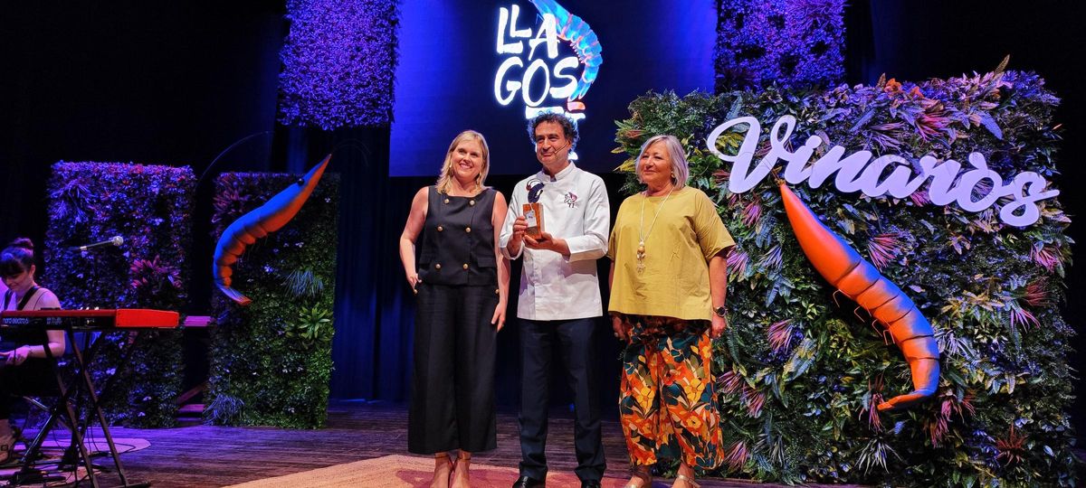 La alcaldesa, Maria Dolores Miralles (d), y la concejala de Turismo, Mercedes García, junto a Pepe Rodíguez.