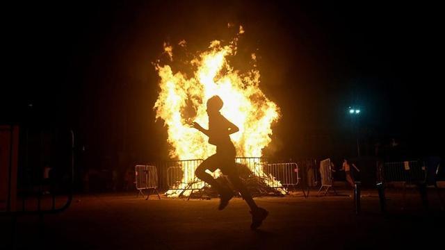 Una noche de fuego, vecinos reunidos y una traca final | FERNANDO DE LAMA