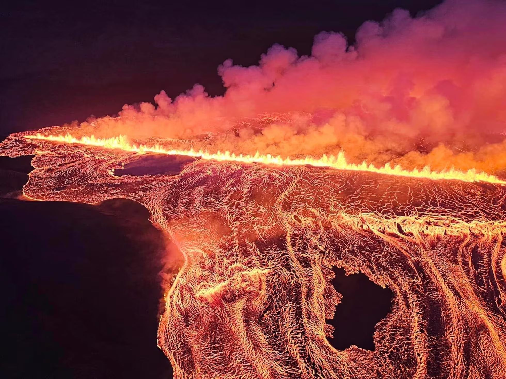 La lava que se extiende en los volcanes se dispersan en forma de fuego. Foto: CDN   