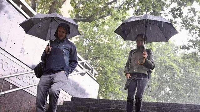Gent amb paraigua sota la pluja a Barcelona.