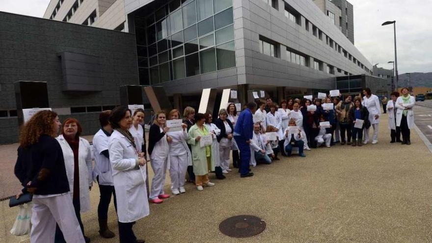 Profesionales del hospital de Mieres, durante una concentración por la falta de personal.