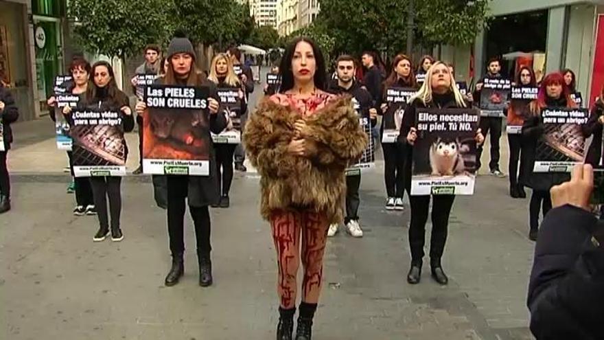 Activistas de AnimaNaturalis protestan contra el uso de pieles de animales