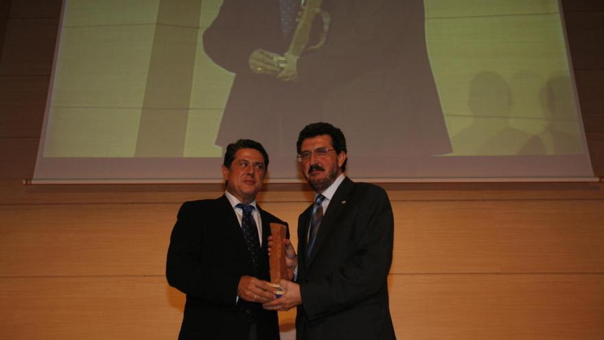 Miguel Ángel Segura con su premio