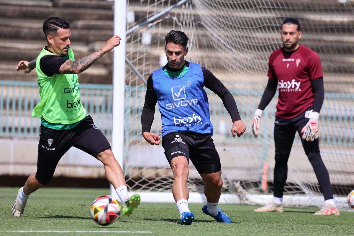 Iván Rodríguez y Kike Márquez disputan un balón en el entrenamiento del Córdoba CF, este miércoles.