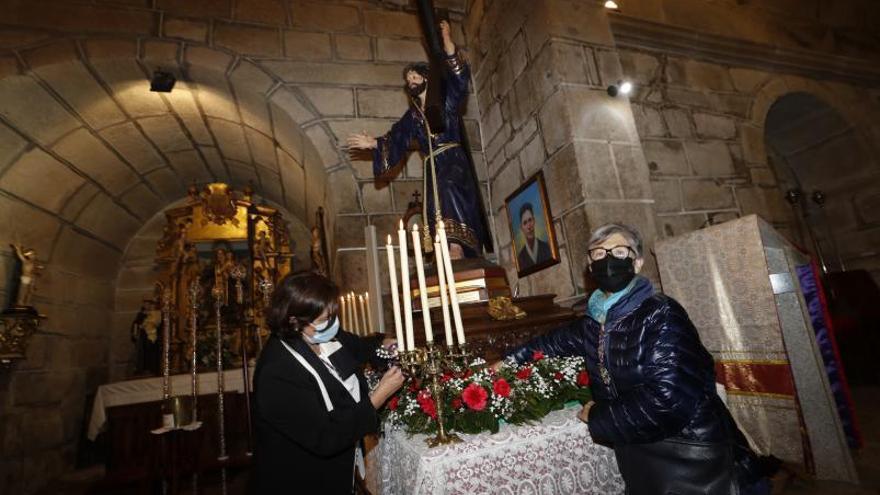 Dos cofrades ultimando 
los preparativos 
de los pasos para 
Jueves Santo.   | // R. GROBAS