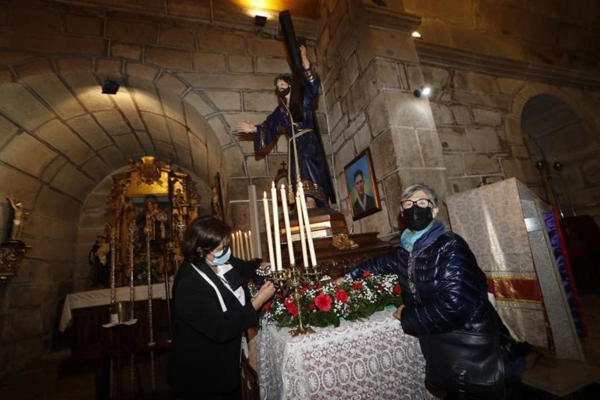 Dos cofrades ultimando los preparativos de los pasos para Jueves Santo. | // R. GROBAS