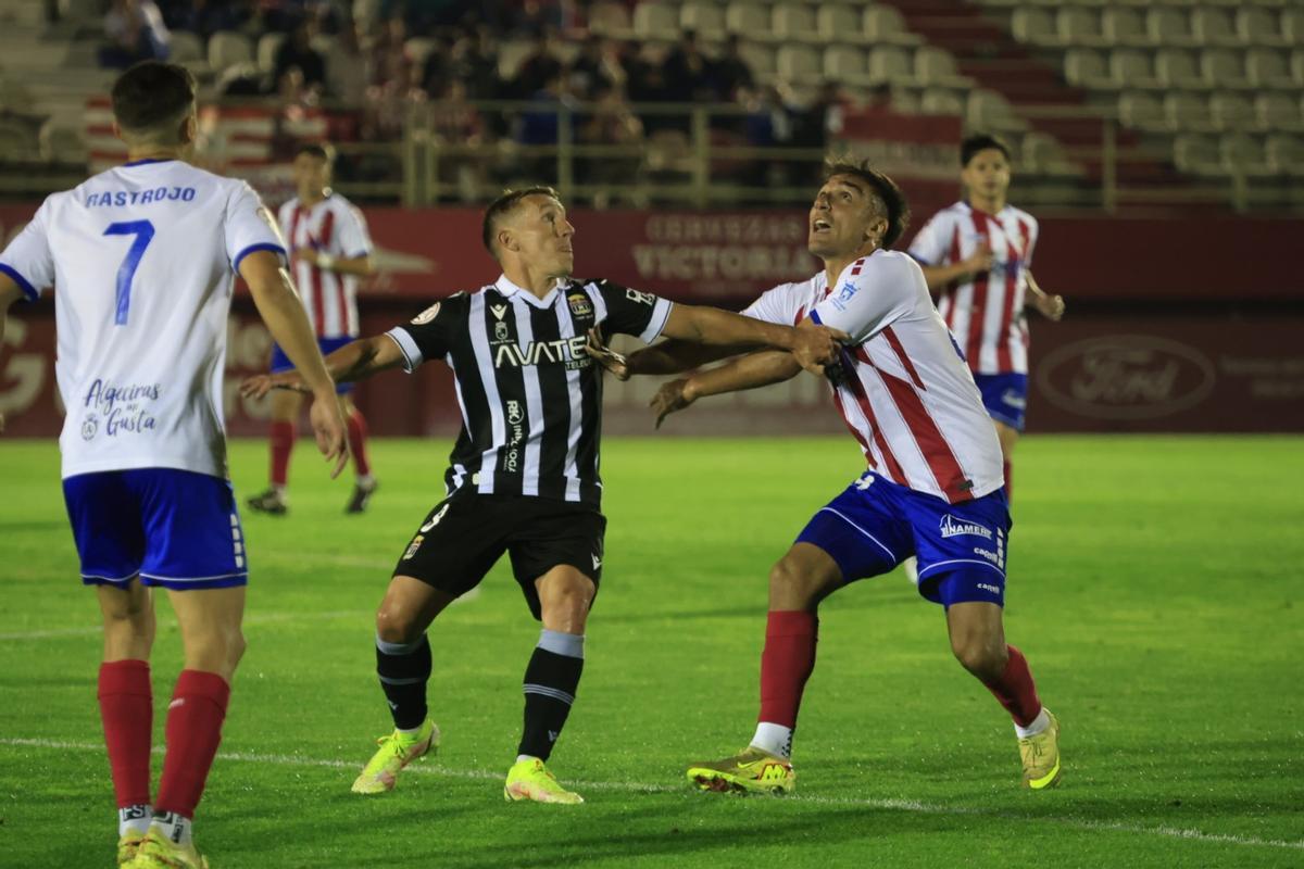 Pablo de Blasis pelea un balón frente a un rival