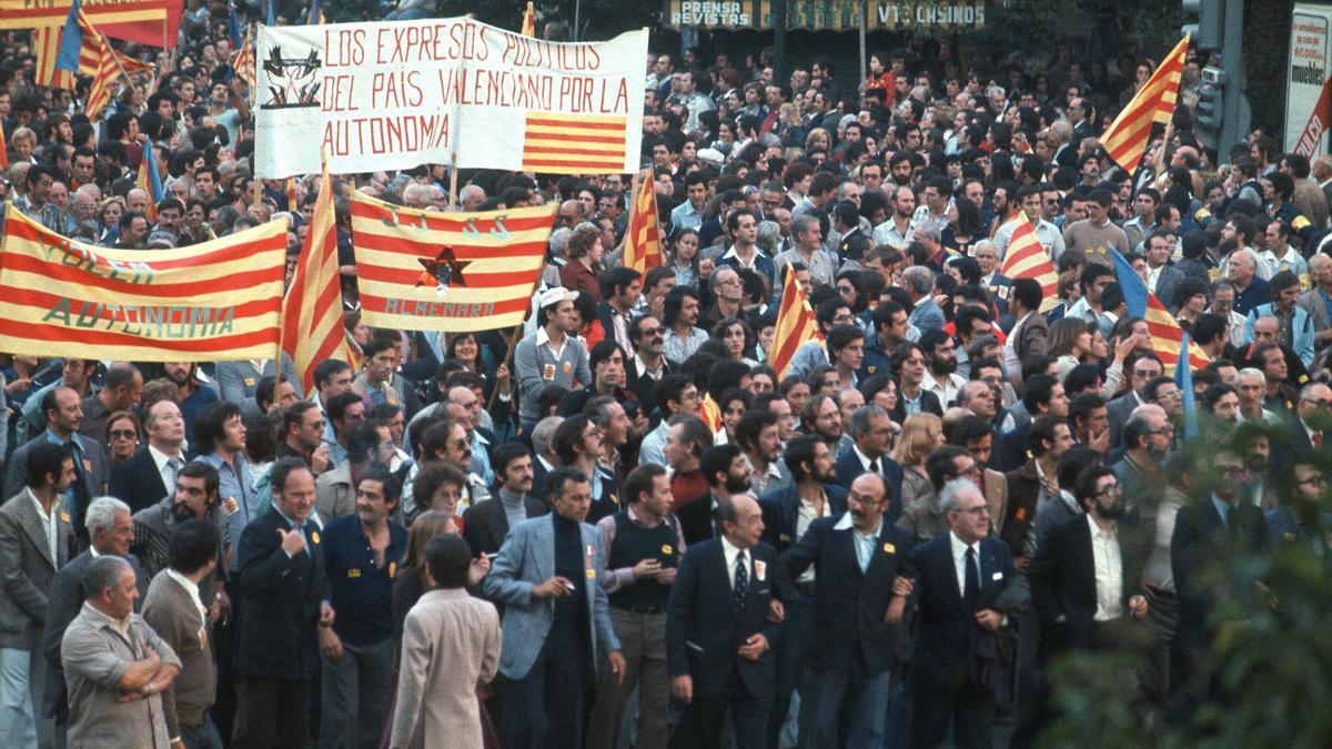 Manifestación del 9 de octubre de 1977 al grito de libertad, amnistía y estatuto de autonomía