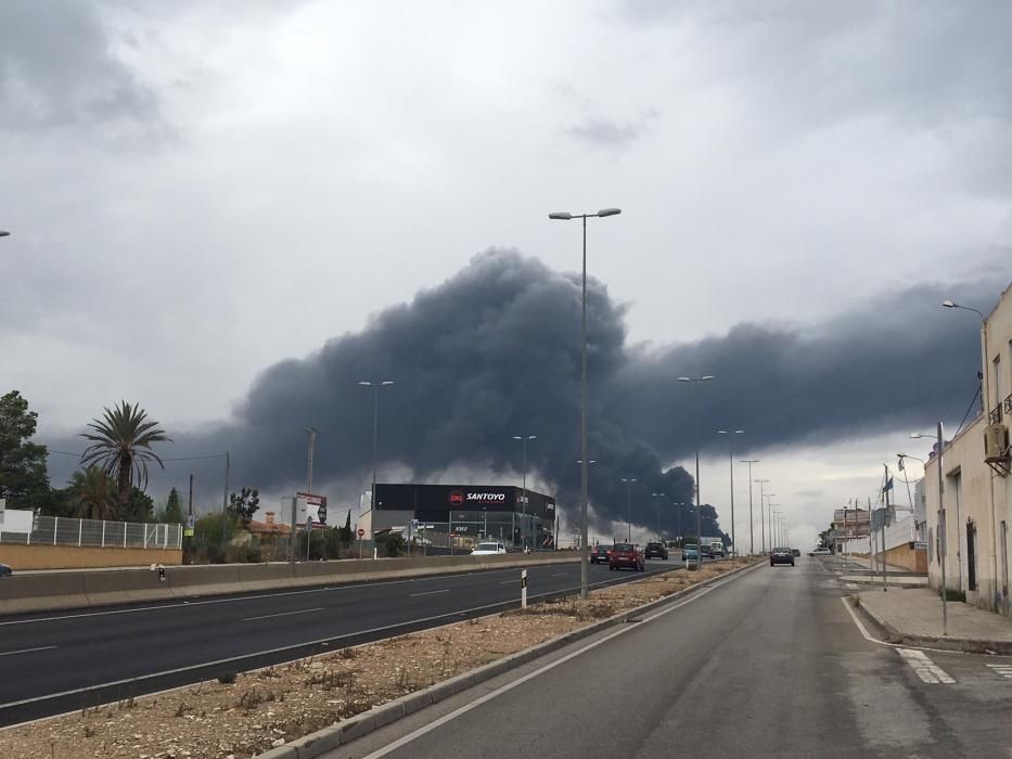 Espectacular incendio declarado en un polígono industrial de Crevillent
