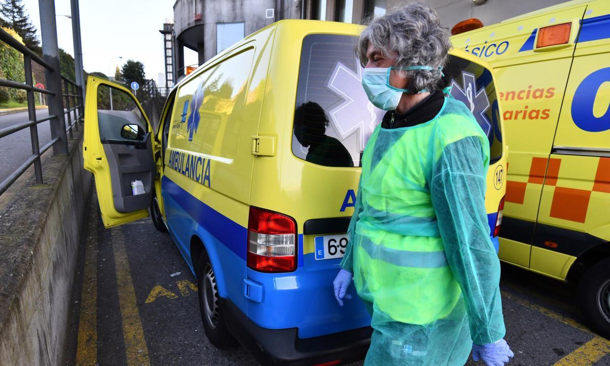 Una sanitaria en la zona de ambulancias del hospital de Montecelo // Gustavo Santos