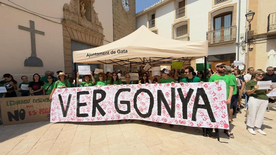"Vergonya": Gata expresa su repulsa por la agresión por la espalda a la docente