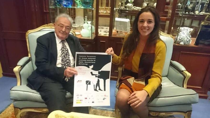 Andrea González y el presidente saliente de las JME, Jordi Roch, con el cartel del concurso, en Madrid.