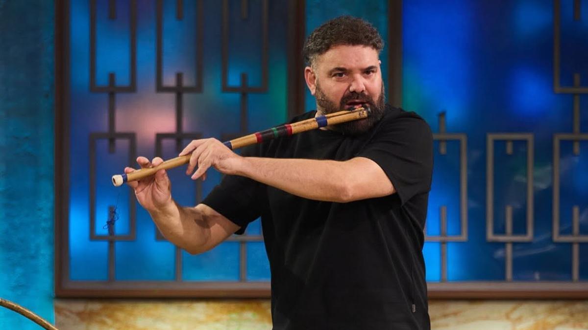 Abraham Cupeiro tocando la fula en La Revuelta