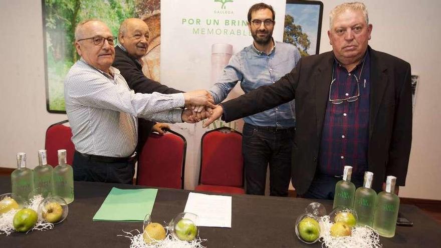 La ginebra de manzana estradense sale a la venta el 10 pero ya suma pedidos  en España - Faro de Vigo