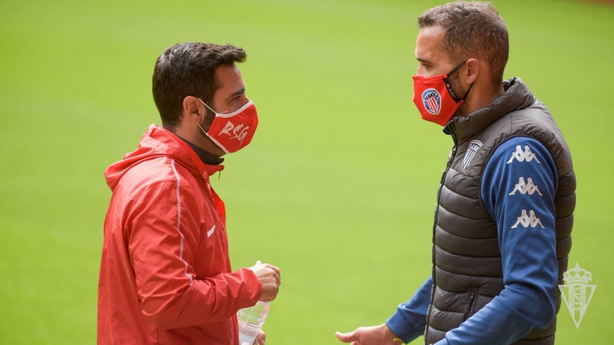 David Gallego dialoga con Juanfran, entrenador del Lugo.