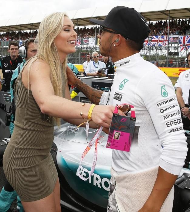 La esquiadora saluda al piloto de F1 Lewis Hamilton