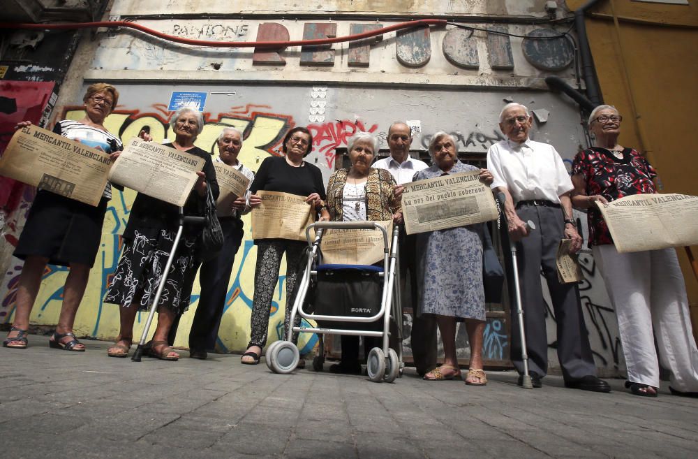 La gente no para de mirarlos. Por separado son invisibles. Todos juntos llaman la atención. Levante-EMV reunió este jueves por la mañana a nueve de los once testimonios para este reportaje, con una gran ayuda prestada por el Grupo Recuperación de la Memoria Histórica que coordina Matías Alonso. Precisamente él, de su colección particular, facilitó los ejemplares originales de El Mercantil Valenciano publicados en los años de la Guerra Civil y que sostienen los protagonistas de la imagen, capturada delante del refugio antiaéreo de la calle Serranos de Valencia. Un lugar tantas veces utilizado para protegerse de las bombas y de los proyectiles en la contienda bélica, de cuyo inicio mañana se cumplen 80 años. En la imagen, de izquierda a derecha, figuran: Isabel Cuallado (79 años), Dolores Albuixech (88), Juan Ortuño (80), Petronila Blasco (88), Paquita Carrasco (91), Pablo Sanz (85), Paquita Torres (95), Emilio Monzó (95) y Mercedes Barberá (83). Después de la sesión fotográfica, que a todos los viandantes llamaba la atención, una tertulia de dos horas en una cafetería de la misma calle puso el broche final a un encuentro emotivo para todos.  Texto: Paco Cerdà /Fotografías: Vicent M. Pastor