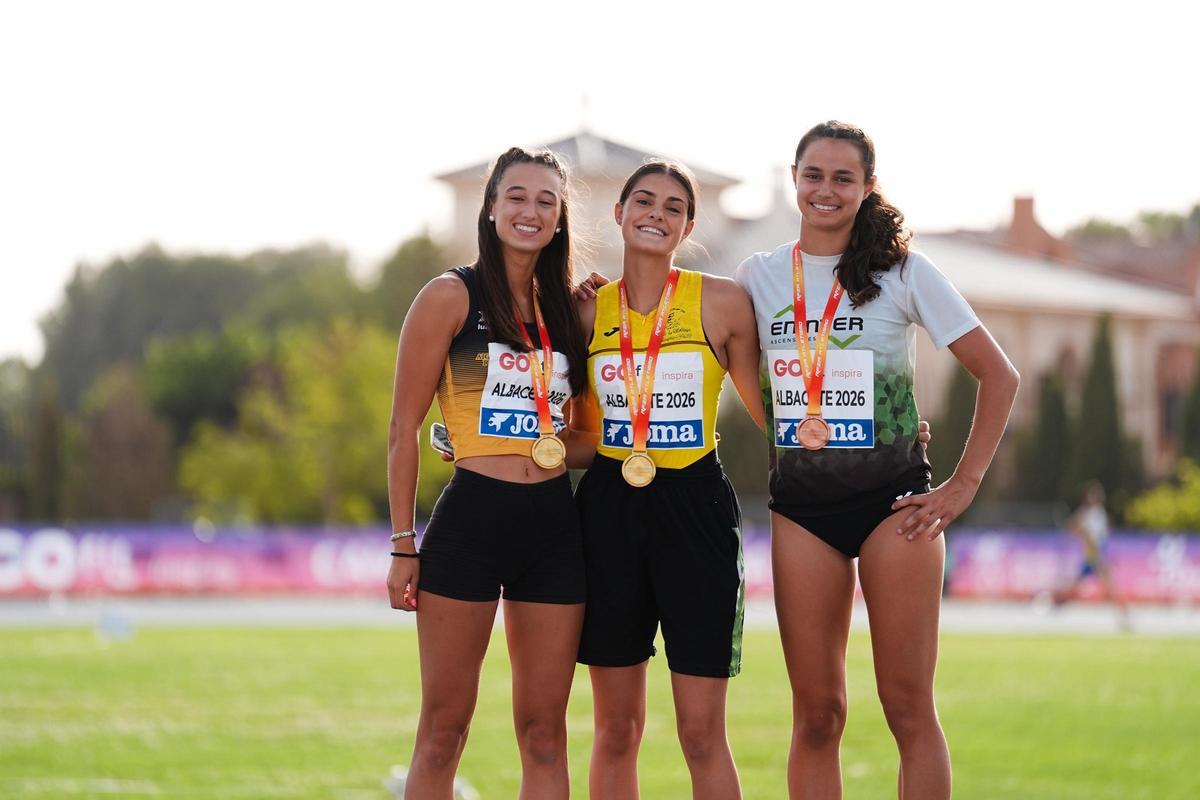 Lydia Estévez, en el centro, con la medalla de oro.