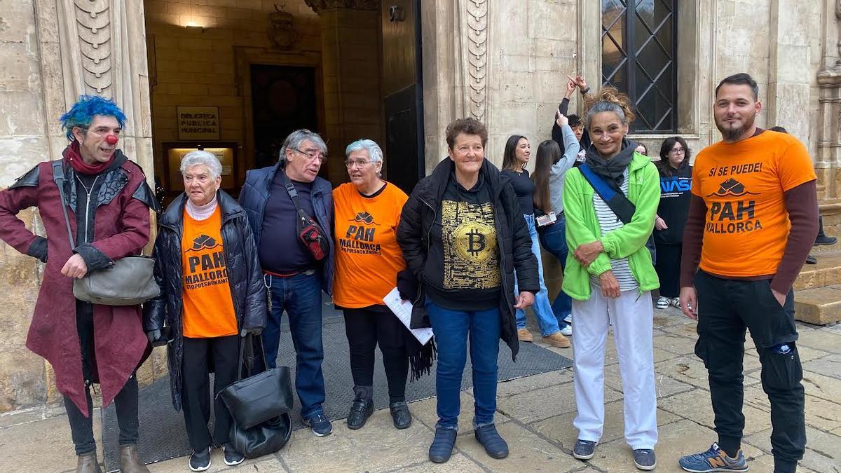 Colectivos afectados por la ordenanza frente al Ayuntamiento de Palma.