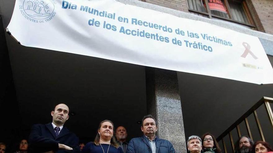 Raquel Casado, segunda por la izquierda, ayer durante el minuto de silencio por las víctimas de accidentes en carretera que se guardó en la Jefatura Provincial de Tráfico de Asturias.