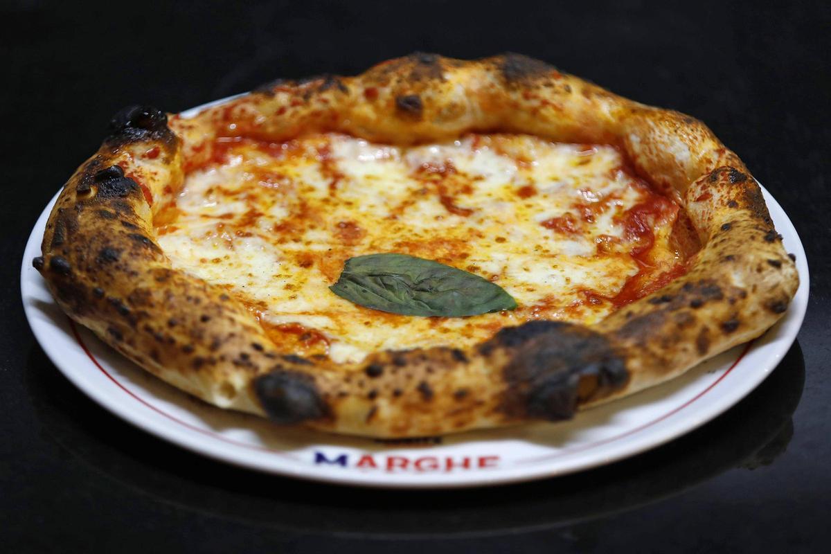 Daniele Espósito preparant una pizza al restaurant Marghe 1889