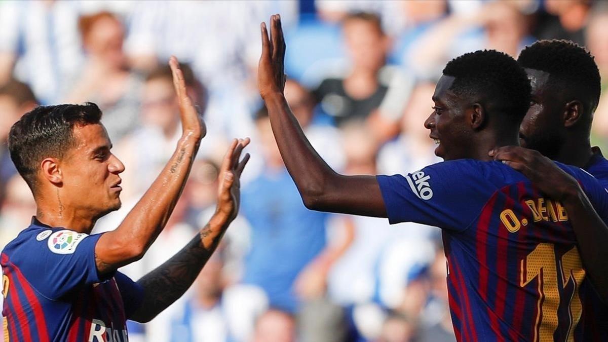 Coutinho felicita a Dembélé, abrazado por Umtiti, tras el gol del delantero francés que suponía el 1-2.