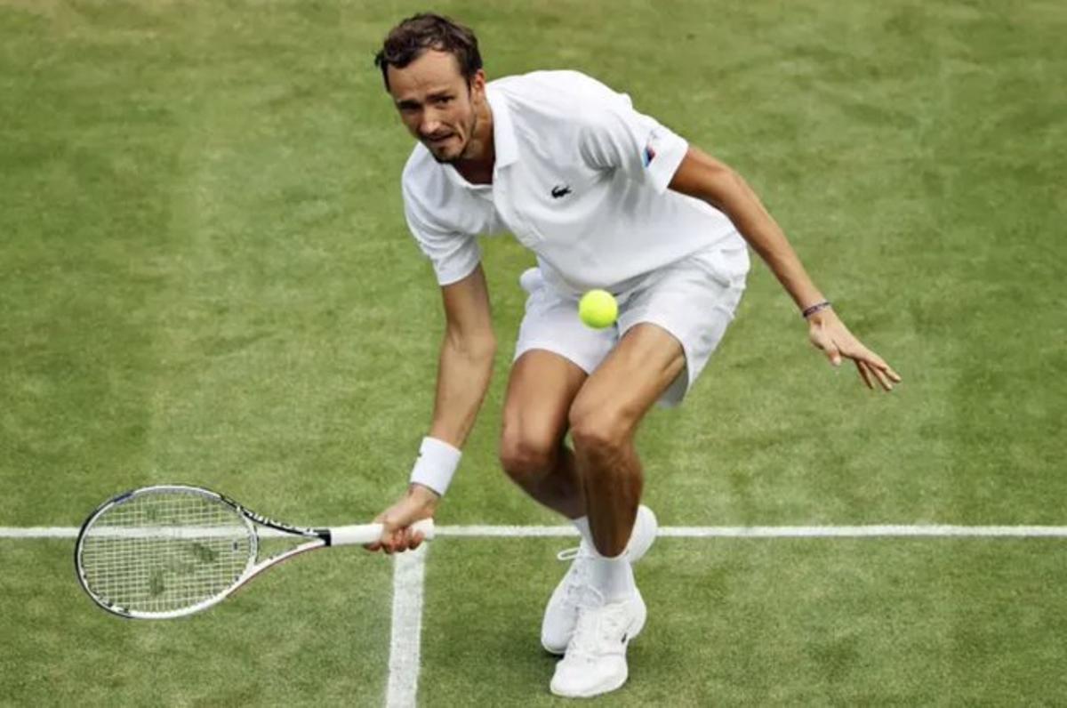 Medvedev, en acción en Wimbledon.