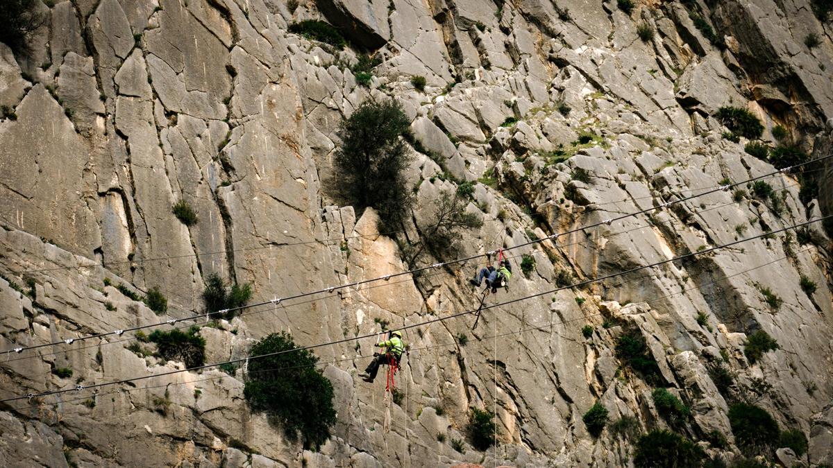 Así se instala el nuevo puente colgante del Caminito del Rey
