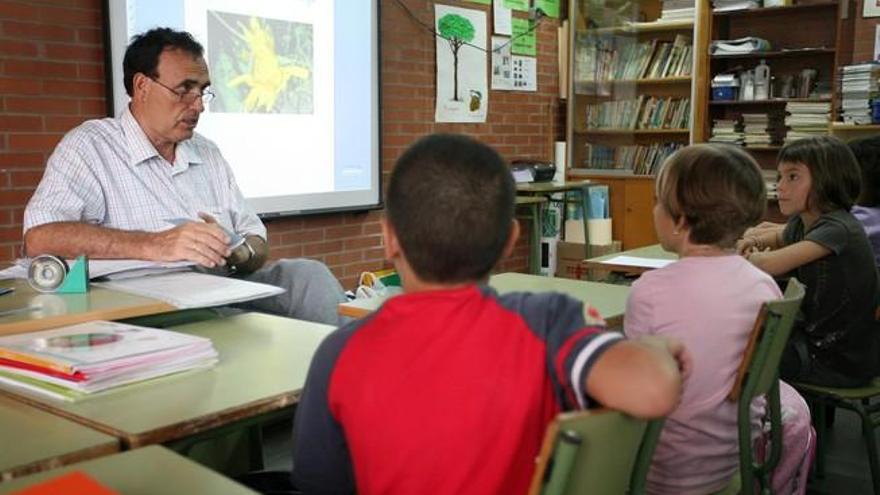 Los profesores españoles trabajan 200 horas menos que en la OCDE